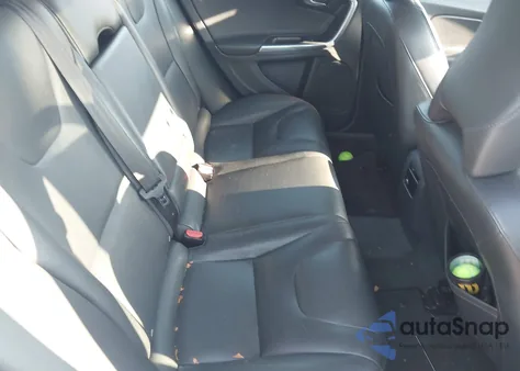 2016 Volvo V60 Premier z USA, uszkodzony, nr VIN YV1612SK5G1312279